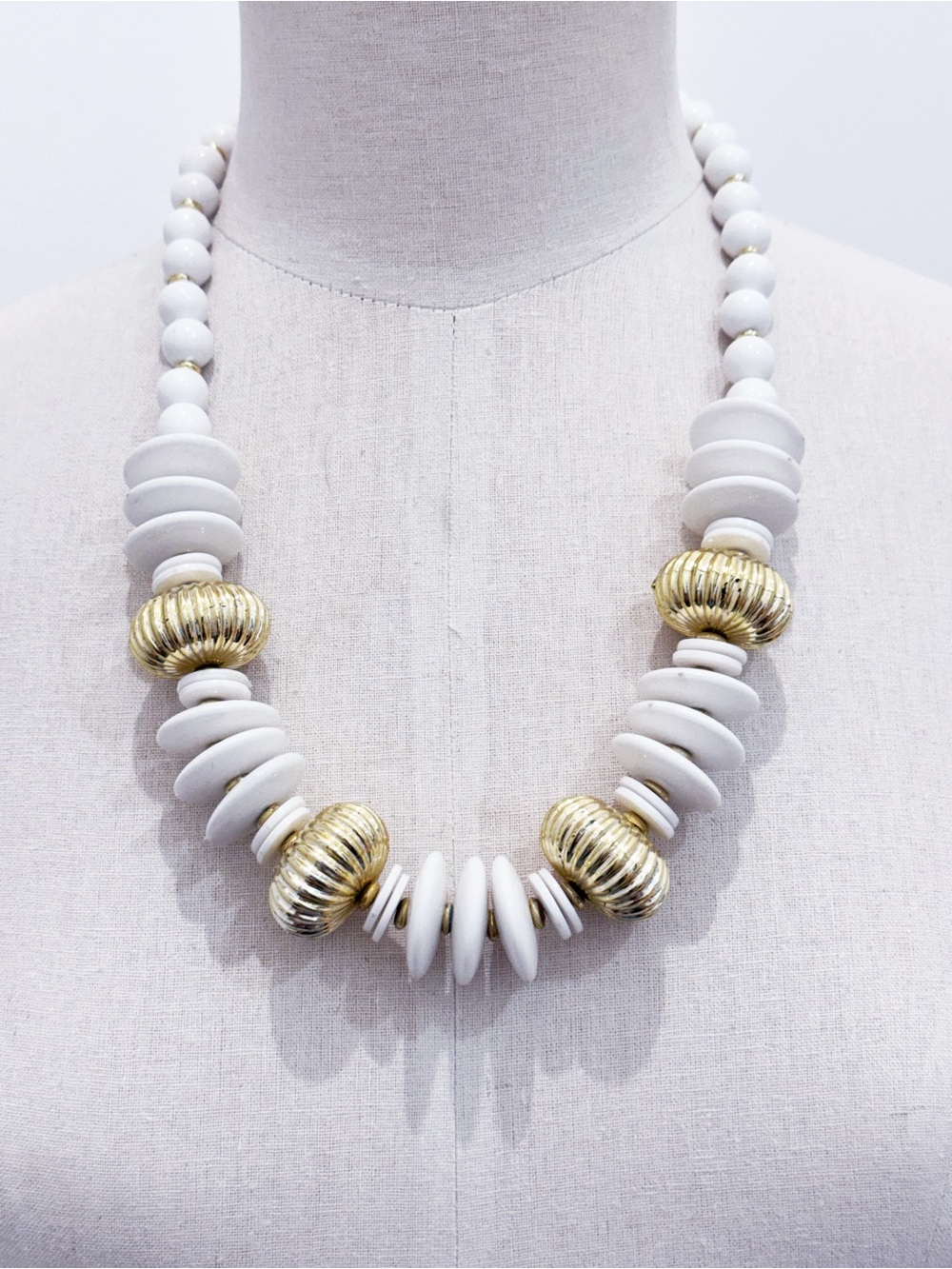 Vintage gold tone chunky white beaded statement necklace 80s